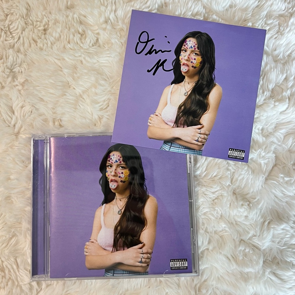 SIGNED Olivia Rodrigo ‘Sour’ CD